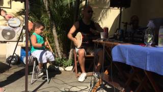 Tocando reco-reco na roda de samba do Junto e Misturado