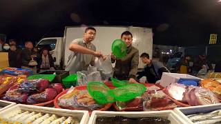 0208-6阿姨專程來幫女兒買魚蛋 老闆當然要 殺蜜斯 魚蛋一直加碼 盤子裝到快放不下了 阿姨也很大器買1000元 嘉義趙又廷海鮮拍賣109年星期六斗南夜市GH050111