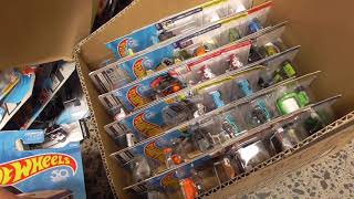 HW Hunting: 2019 & US Carded Mainlines, In-store Case Unboxing, & Finding Someone's Hidden Cars!