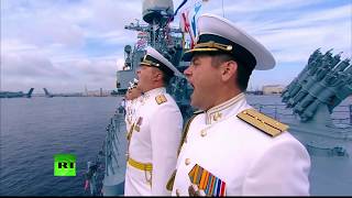 Путин принимает военно-морской парад в честь Дня ВМФ