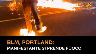 BLM, Portland: manifestante si prende fuoco