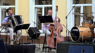 Троянди на перони "Aquarel"