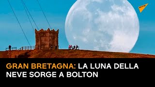 Gran Bretagna: la luna della neve sorge a Bolton