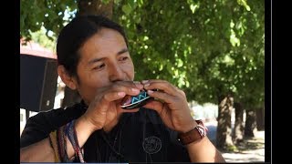 Сondor pasa и Руна Кай показывает как играть на окарине.)