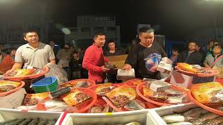 0122-19客人很扯 老闆更扯 喊500元沒什麼人拿錢 這項高級食材加下去 哈哈 果然新台幣一直督出來 老闆就是有辦法讓大家掏錢 嘉義趙又廷海鮮拍賣109年星期三彰化溪湖夜市67