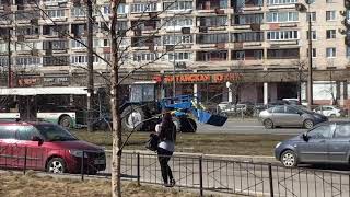 Трактор щеткой "убирает" или "боронит" на газон