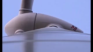 Vestas V90 vs Enercon E-66 wind turbines, tower vibrations in strong wind