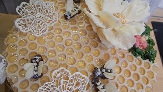 Торт Медовик. Медовые коржи. Крем сметанный с взбитыми сливками. Шоколадные соты с медом.