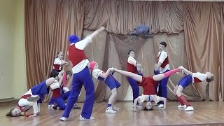 Концептуальный танец школьников с элементами акробатики