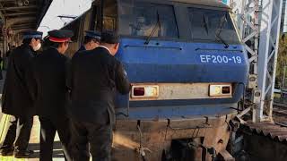 JR西日本 EF200形 JR三ノ宮駅通過のところまさかの緊急停車し車両,線路内点検