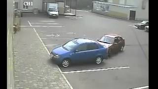 Дама на парковке автомобилей в Кемерово