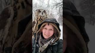 Ой, а у вас вся спина в сове! Держи человека за спину - и взлетай! #shorts