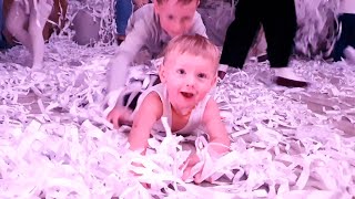 VLOG: Вова и Клим на ДиСКоТеКе /  Super Magic Party!  Бумажная дискотека