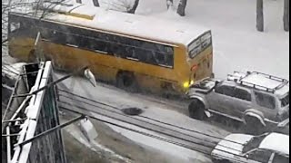 Шофер джипа толкает забуксовавший автобус.MestoproTV