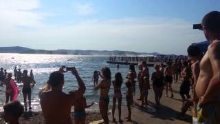 Kanader uzima vodu blizu plaže u Biogradu