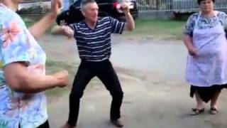 мужик танцует