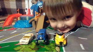Трасса HotWheels порт с акулой и машинки, которые меняют цвет! Видео для детей.