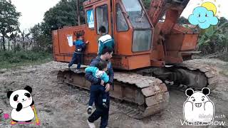 Bé xem máy xúc, máy cẩu bánh xích 23.2.018