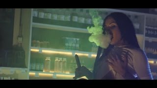 Сексуальная девушка курит Vape.