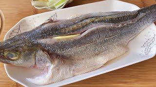 【小穎美食】蒸鱸魚時，不要加鹽和料酒，教你正確做法，魚肉鮮嫩無腥味超好吃