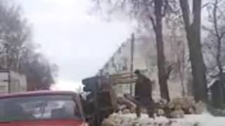 Дятьково. У МАЗА  оторвался прицеп с бревнами.Dyatkovo. MAZ's trailer with the logs came off.