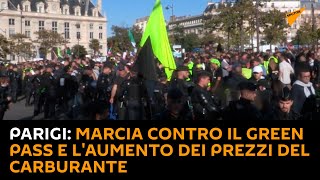 Parigi: marcia contro il green pass e l'aumento dei prezzi del carburante