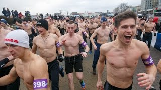По центру Минска бежали полуголые мужчины. Видеофакт