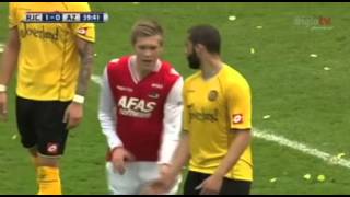 Futbolista agarra el miembro de su rival en pleno partido