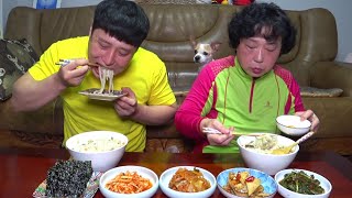 엄마랑 콩개이랑 저녁식사 들깨 해물칼국수 요리 브이로그 집밥 엄마밥상 먹방(개소리주의) mukbang social eating show