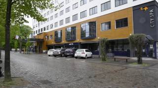 Ung man föll från nionde våningen