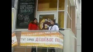 Прикол! Две соски курят и пепел на головы прохожих бросают