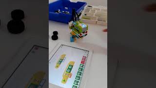Lego Wedo 2.0 Dino'dan parmağını koru