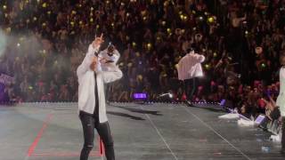 [Fancam] BTS Wing's Tour in Newark: Outro: Wings  (Light project reaction) Full HD Perf. [172303]
