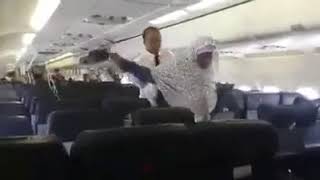 في رحله من دبي الي السعودية  راكب سوداني فتح باب الطائره كان يظن انه باب الحمام واعلان حالة الطوارئ