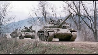 Тяжелая бронированная техника Новороссии идет колонной через Макеевку