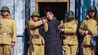 日軍想要處死共軍政委，不料共軍早已潛入城中，耐心等待日軍破綻進行營救！ 抗日