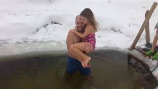 Купание в проруби с детьми. Русская баня с вениками