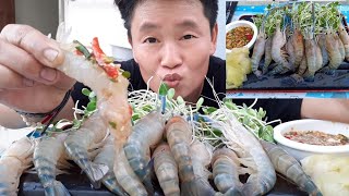 ซาซิมิกุ้งสดน้ําจิ้มซีฟู๊ดรสเด็ด enjoy eating food dinner