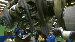 Das Gießen eines Schiffsdieselmotorblockes bei MAN Diesel & Turbo, Augsburg