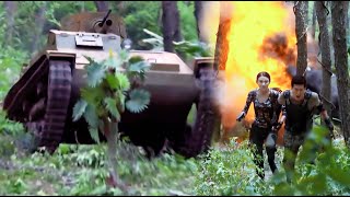 日軍開坦克追殺中國特種兵，卻被對方利用地形給困住動彈不得！