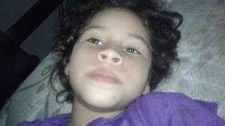 La niña dice que la ernana la coge de cirvienta