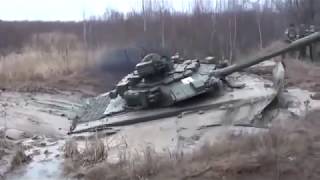 Russische Panzer T-90 (1000 PS) im Schlamm stecken - Russian