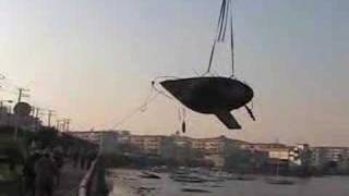 空飛ぶ沈没船?!～FRP放置廃船を引き揚げてリサイクル活用