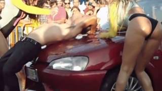 Luca Ferla Lavaggio auto prima del matrimonio con donne sexy