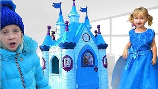 Manque de Place dans la Cabane à Alicia - Playhouse build Castle  Frozen