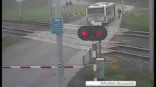 Поезд протаранил пассажирский автобус ВИДЕО
