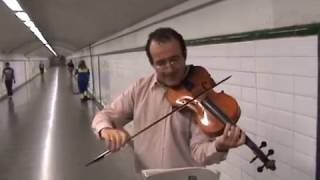 Street Viola Performance by Víctor Viola: Bach