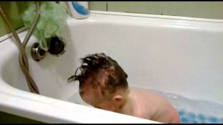 Learning to swim in the bathroom! Купаем ребенка в ванной.