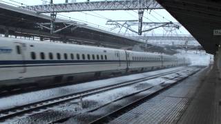 【HD】新幹線 雪の米原駅を通過