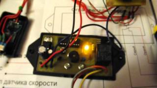Ограничитель скорости автомобиля или предупреждение о превышении скорости
